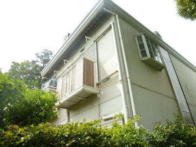 Building appearance. Property nestled in a quiet residential area ☆