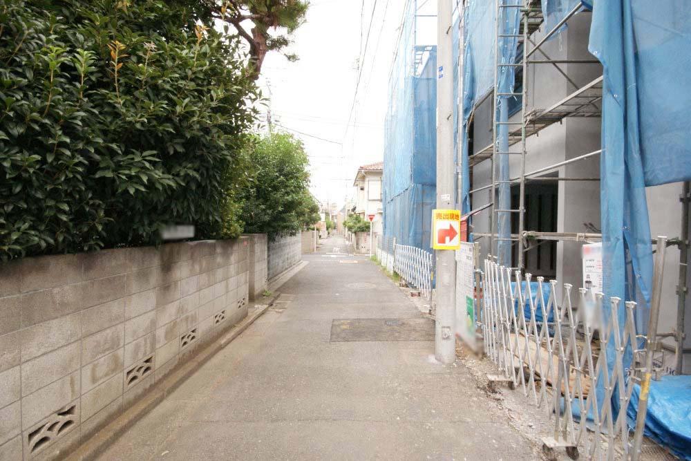 Local photos, including front road. You and I will easily arrive at the local will enter from the south side of the highway Itsukaichi.