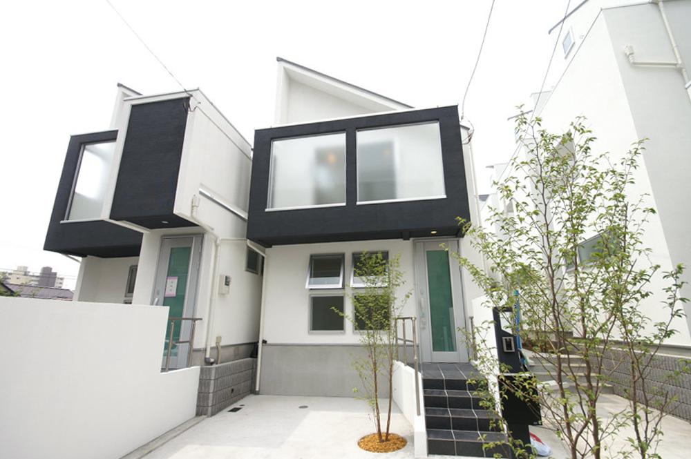 Same specifications photos (appearance). The photograph is an enforcement example. Marunouchi Line commuters at the station near the "Shin Koenji" station 4 minutes walk ・ Commute ・ Life is convenient. It is a building of a wooden three-story frame construction (two-by-four construction method). Scheduled for completion time is early December from 25 years in late November Heisei (planned).