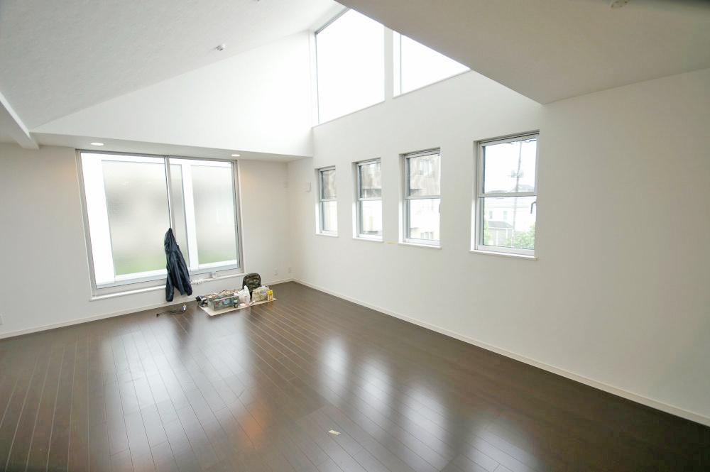 Same specifications photos (living). There is also a LDK of atrium gradient ceiling in the Building. Sense of openness, Brightness, Cozy preeminent good. (Enforcement example)