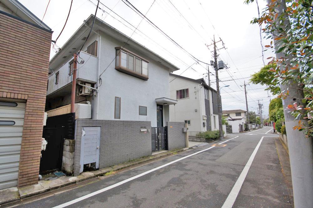 Local photos, including front road. Front road is spacious 5.45m. Car Street also less, Small children is also safe. 