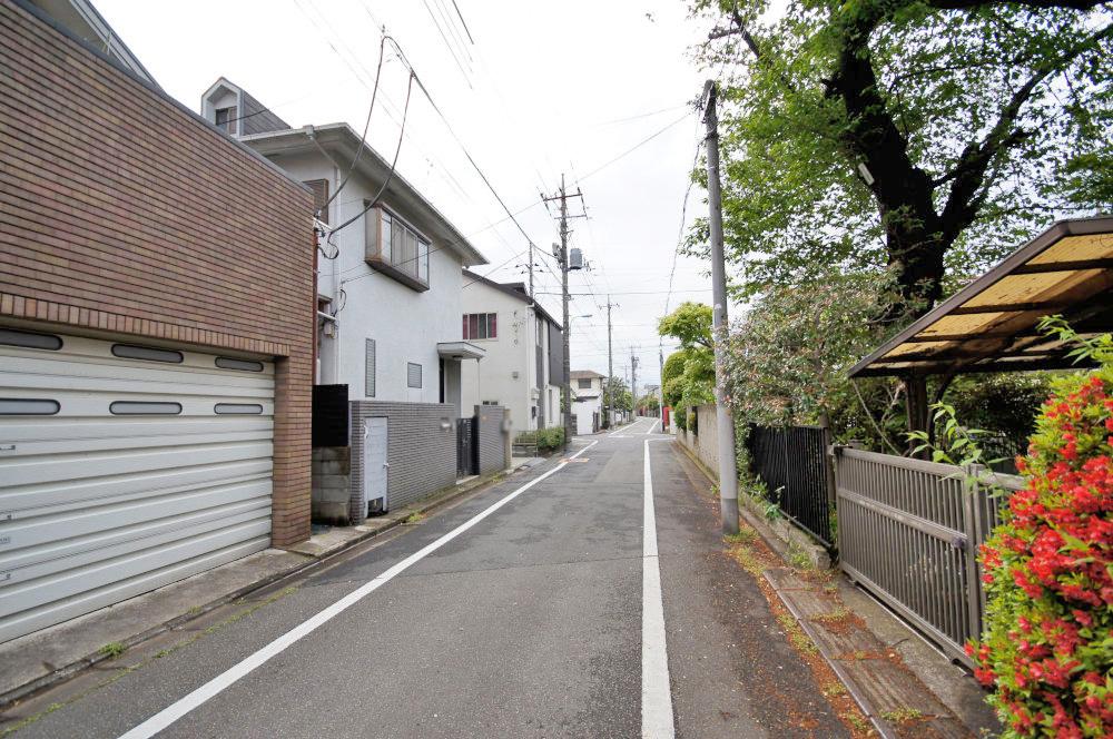 Local photos, including front road. ... Delivery becomes at the vacant lot. 