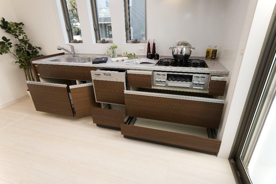 Other Equipment. Glass top stove ・ Dishwasher ・ Standard equipment disposer a built-in water filter is also attached as an option (4 Building only standard equipment). 