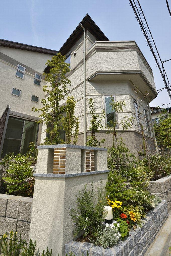 Local appearance photo. 2 Building local appearance photo. There is a sense of open northeast corner lot. (July 2013) Shooting