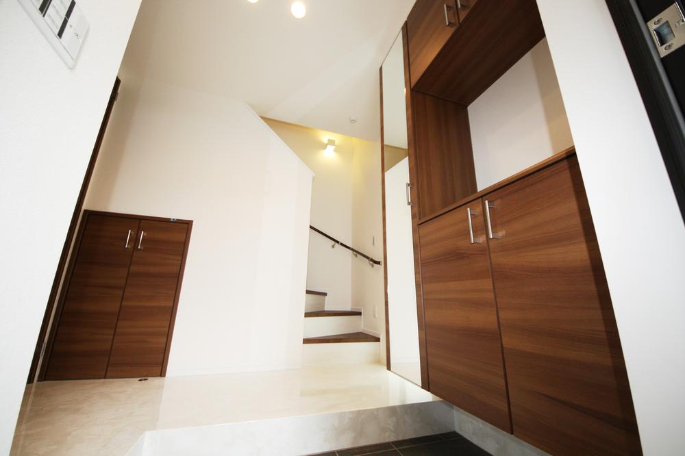 Entrance. Rich entrance storage