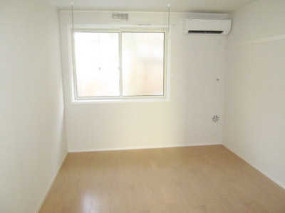 Living and room. 7.4 Pledge spacious living room of