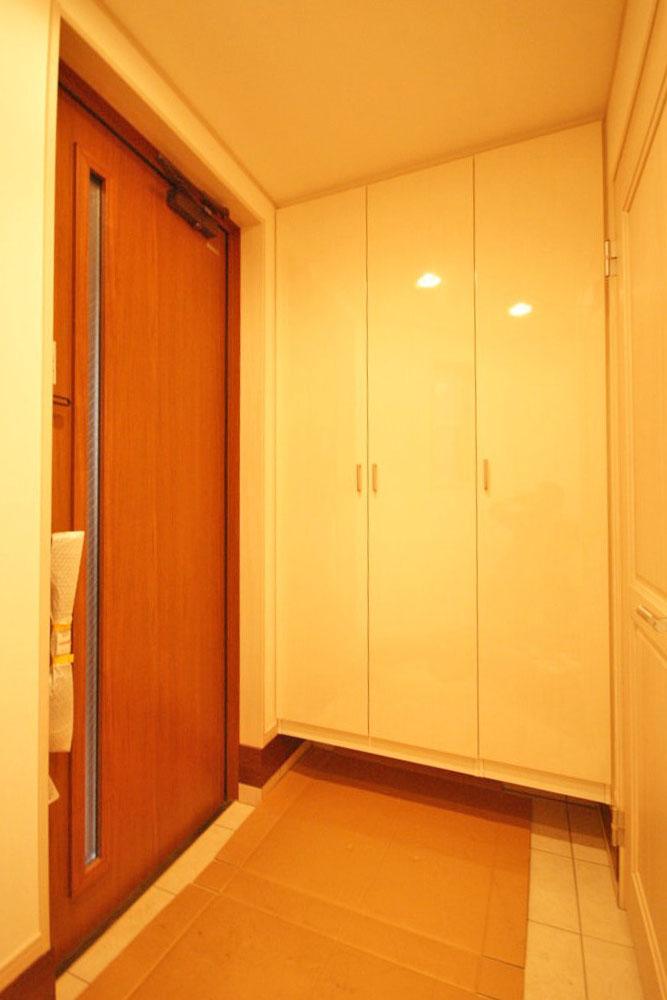 Entrance. Entrance storage is also abundant.