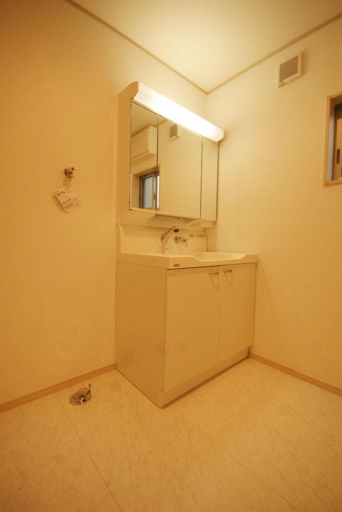 Wash basin, toilet. Vanity of shampoo dresser with three-sided mirror.