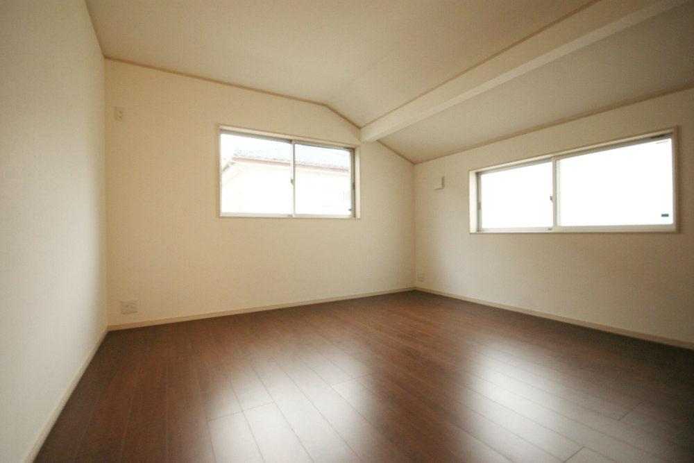 Non-living room. 9.0 Pledge Western-style in all the room 6.0 quires more, Western-style 8.0 Pledge, It has become a Western-style 6.0 Pledge.