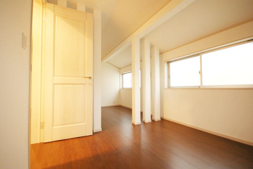 Non-living room. Bright rooms for two-sided lighting.