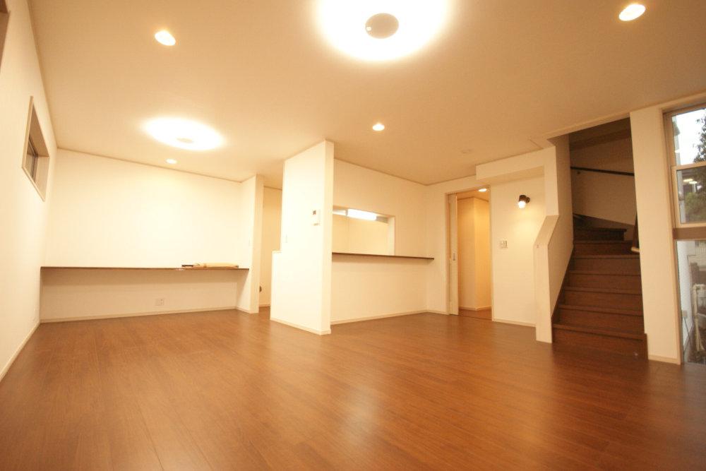 Living. LDK is what 20 quires spacious. There is also study counters that you can take advantage of the reading to a computer study. We have with a little terrace on the east side.