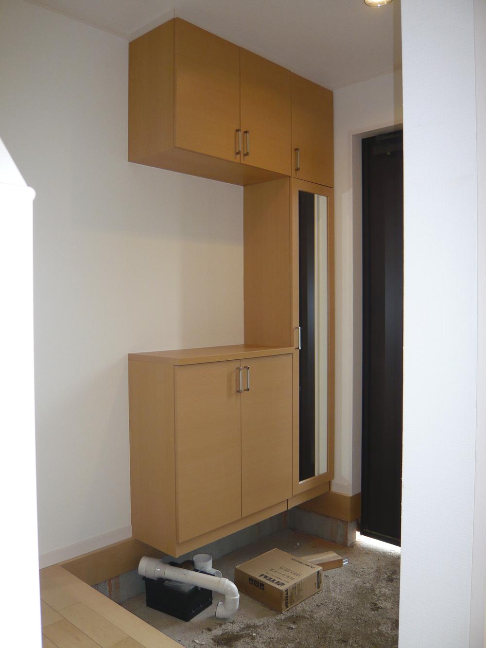 Entrance. Local (October 21, 2013) Shooting