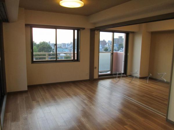 Living. Appearance with a profound feeling of the new earthquake resistance standards