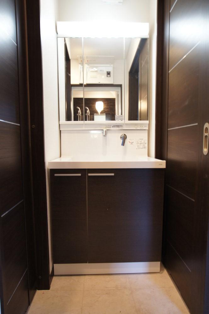 Wash basin, toilet. Shampoo is Dresser washbasin.