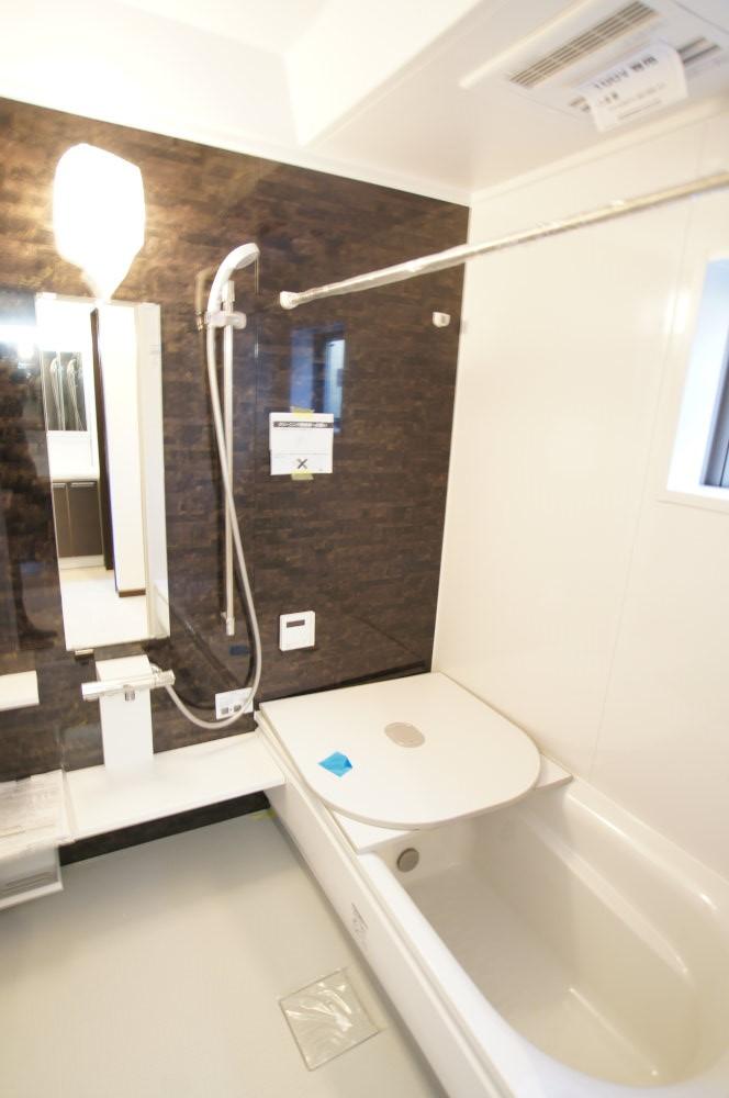 Bathroom. Unit bus with ventilation drying heater. It is a space that will heal daily fatigue.