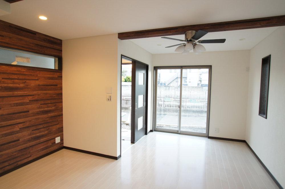 Living. It will be living. Each room is equipped with lighting.