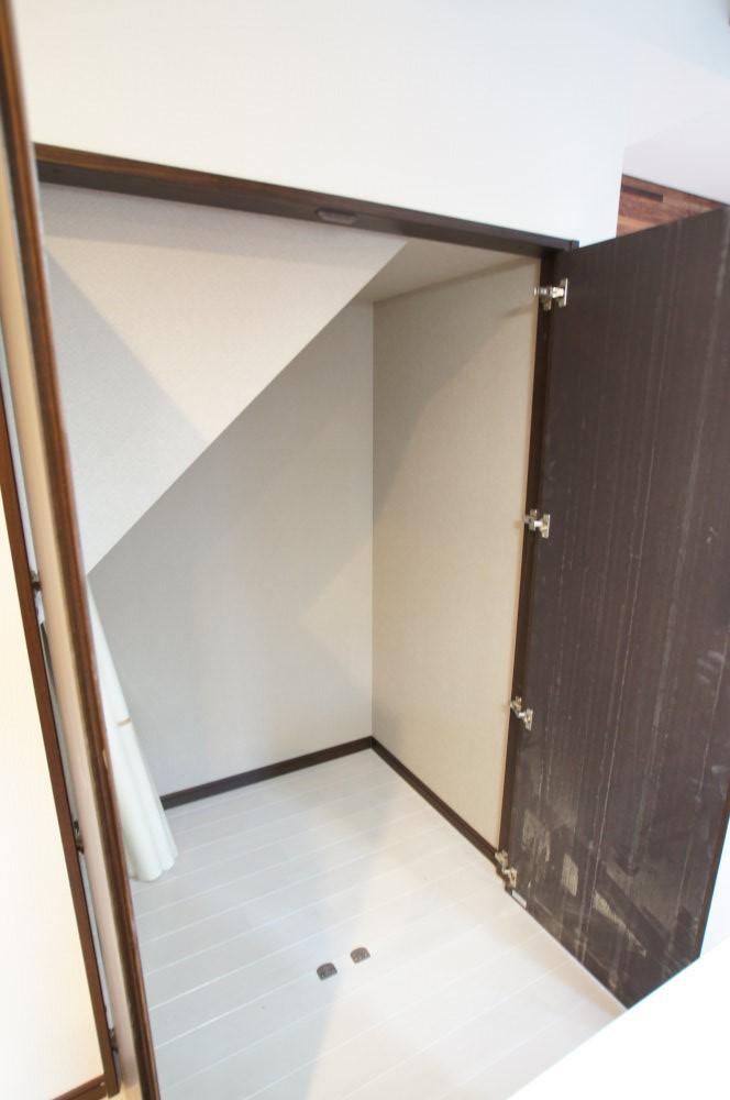 Receipt. Staircase under storage.