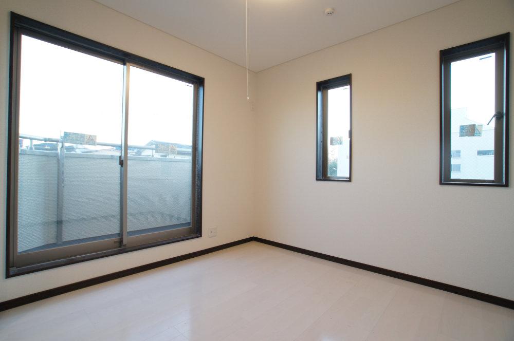 Non-living room. It is the second floor of the living room. Because the south road is a bright room.