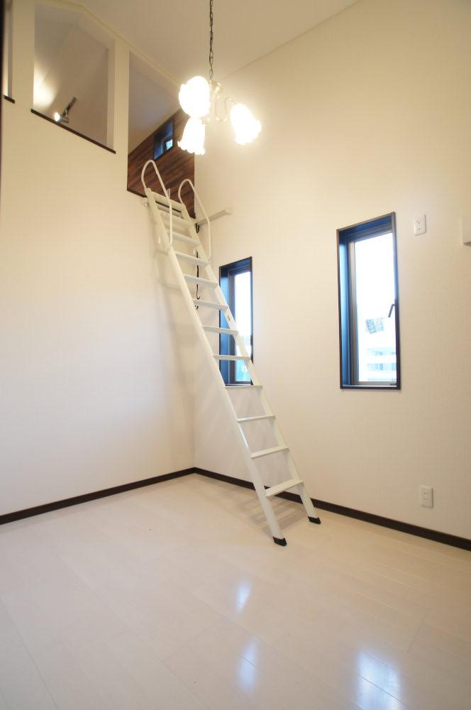 Non-living room. It will be a living room with a movable ladder. It is open because it blows through.