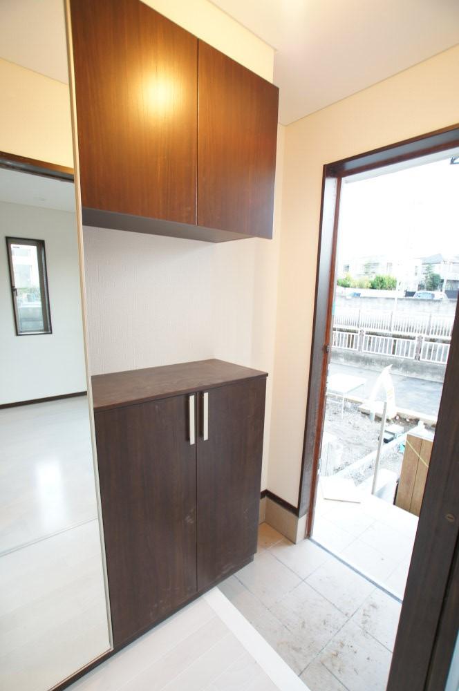 Entrance. It will be at the door. Storage of shoes Please leave.