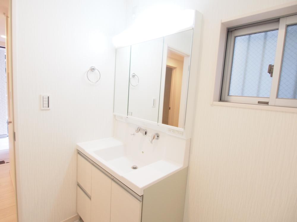 Wash basin, toilet. Indoor (12 May 2013) Shooting