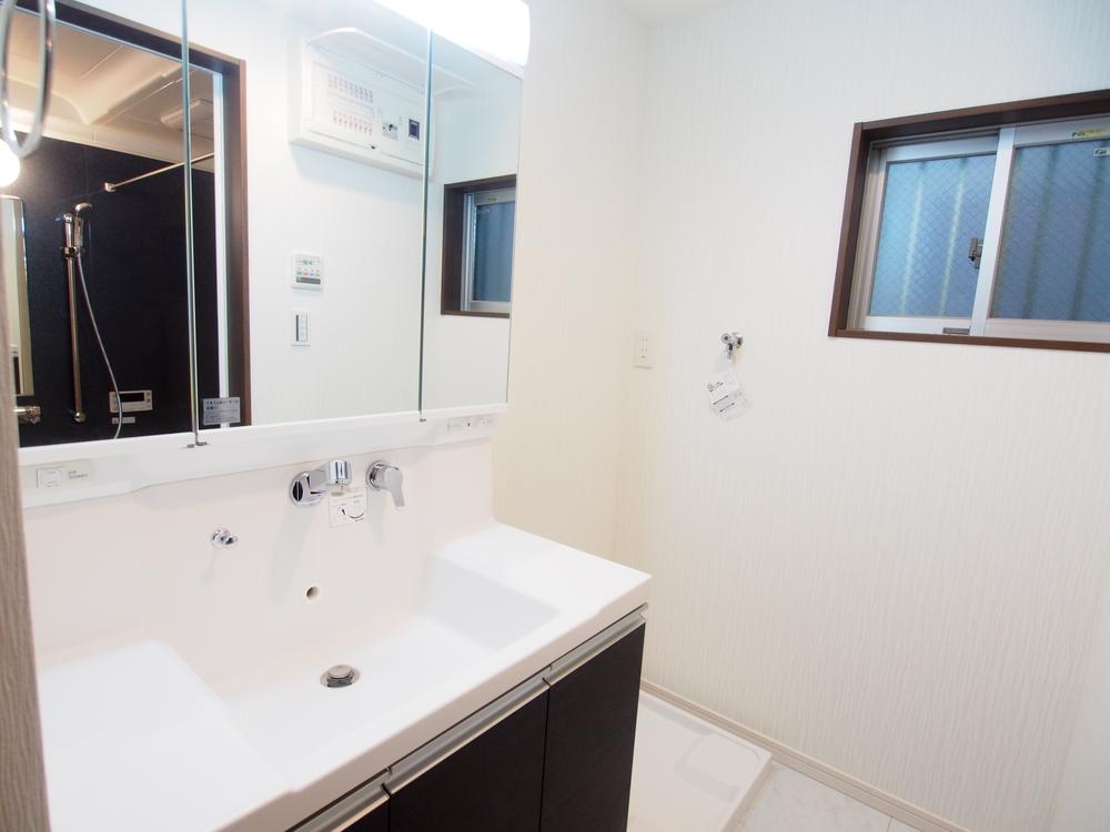 Wash basin, toilet. Indoor (12 May 2013) shooting Building 3