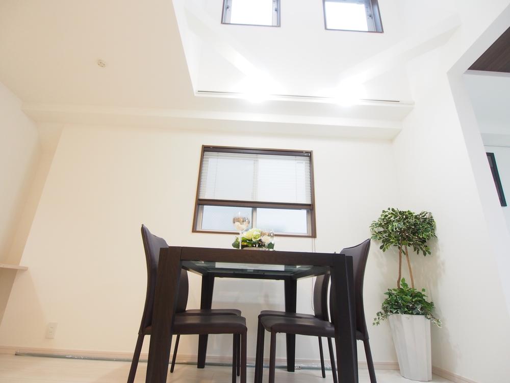 Living. Bright dining at the top blow. 3 Building interior (December 2013) Shooting