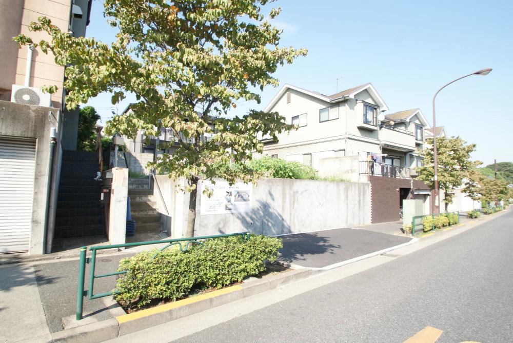 Local photos, including front road. Spacious public roads also front road. Car loading and unloading is also a breeze. Is the current state vacant lot. 