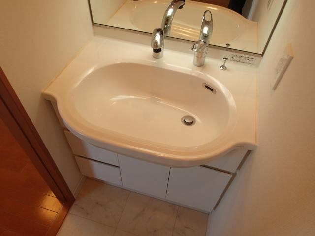 Wash basin, toilet. Indoor (10 May 2013) Shooting