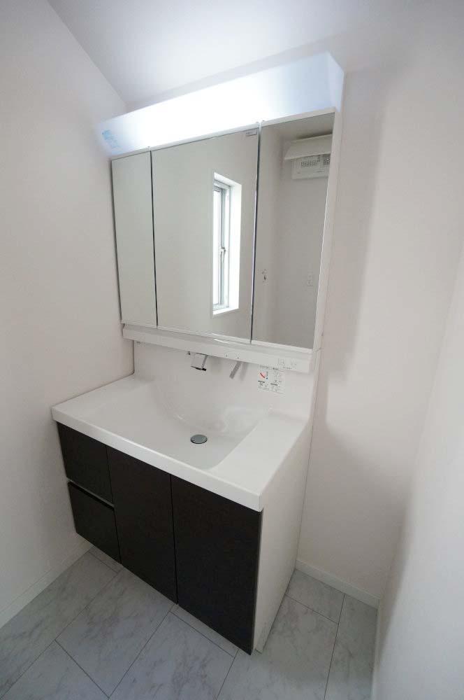 Wash basin, toilet. Since it is a three-sided mirror, Easy to set of hair, It is also useful in the morning Shan in shampoo dresser. 