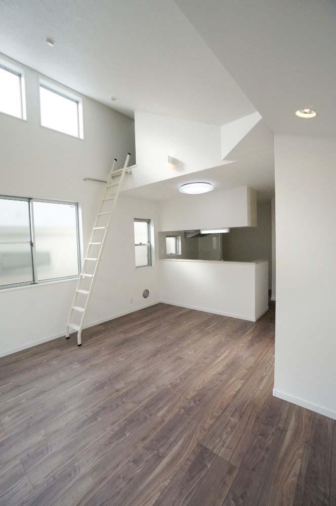 Living. And water around is aggregated on the second floor of the living room, Since also located on the second floor balcony, Raw activity line is good. 