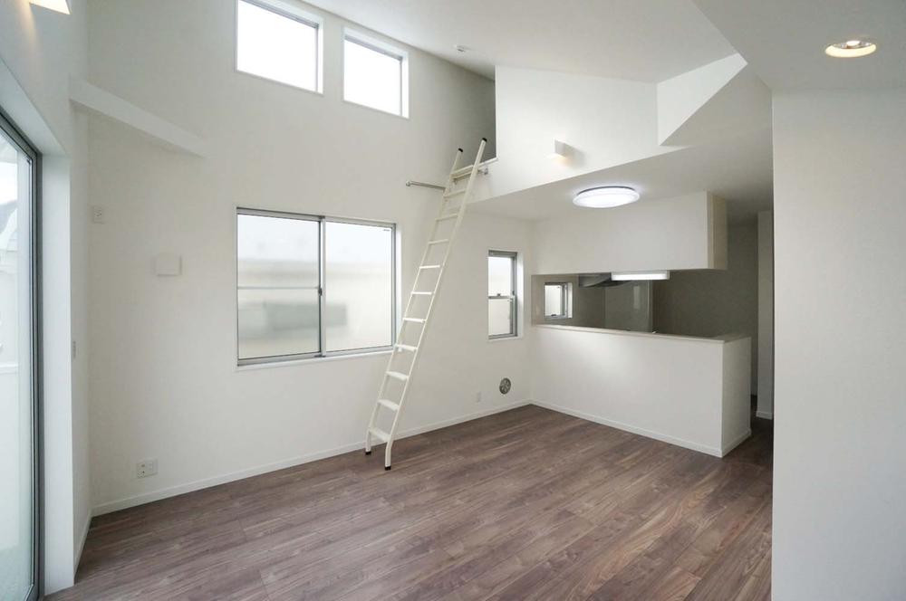 Living. And floor heating is installed three sides, Guests can warm even on a cold winter's day. So it becomes the top blow, There is a feeling of opening, It will therefore become a three-sided lighting, It is forming a bright space. 