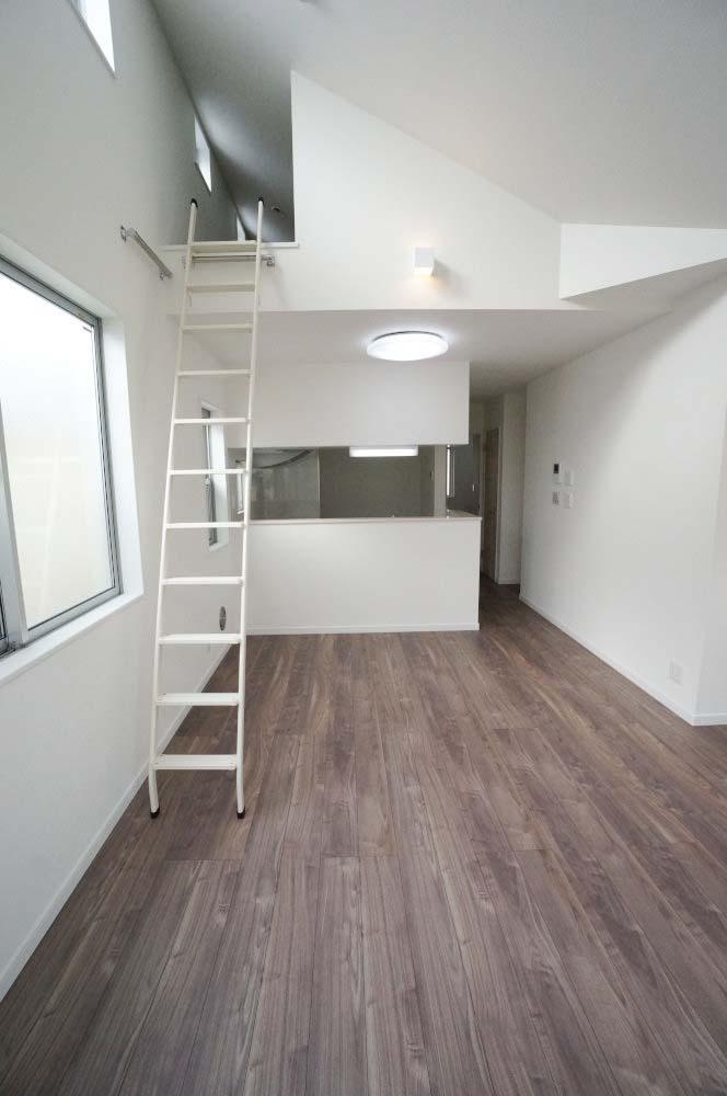 Living. Since the top of the living room there is a loft, I am happy in one with a lot of luggage. 