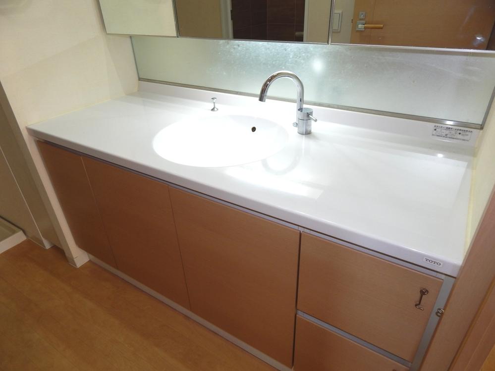 Wash basin, toilet. Indoor (September 2013) Shooting
