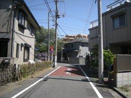 Local photos, including front road. Local (January 2014) Shooting Less is a quiet residential area of ​​the street car