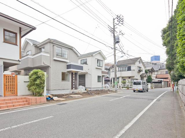 Local photos, including front road. Local appearance