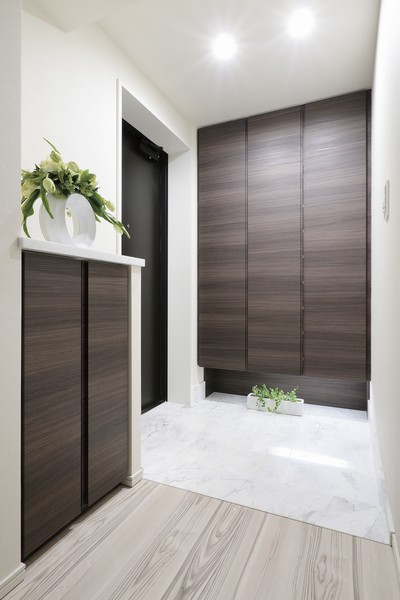 Chic grain of interior, Entrance was adopted as the down light