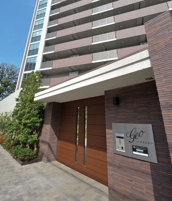 Features of the building.  [Birth to km from the hustle and bustle] Appearance concepts, The theme of universality of architectural beauty that does not fade, Pursue the design with the dignity. To keynote the paste brown and white tiles that are not affected by the changes of the times, We have built the orthodox a massive facade. (Entrance gate photo)