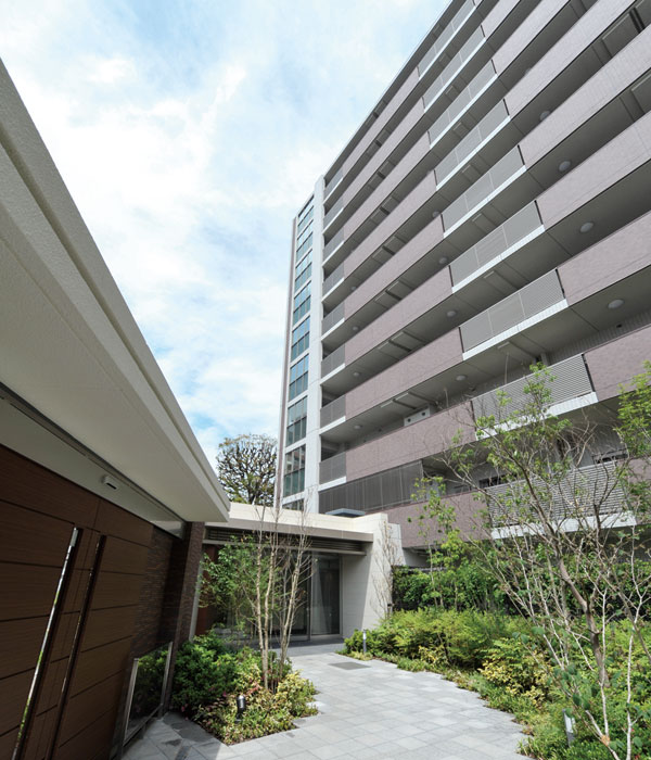 Features of the building.  [Luxury shared space and a robust security was realized by all 137 House] In place to be a ward of the external and on-site, Established a magnificent gate in the profound. The space which has been subjected to elegant design, It makes an air of quiet dignity as otherworldly mansion. (Patio garden photo)