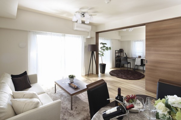  [Furnished sale / A type] Southwest angle dwelling unit, 4LDK plan. The beginning of the window in two planes Western-style (2) and (3), Plan full of brightness with a window in the bathroom. The sliding door was adopted in LD and Western (2), Also spend as large space train of. (Building in the model room ・ A type)