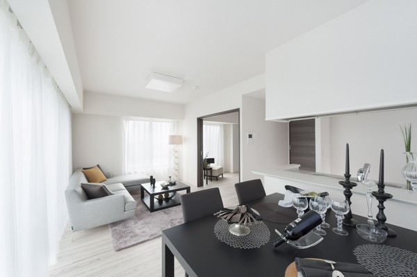  [Furnished sale / Br type] South-facing 90 sq m more than 4LDK plan. 30m2 roof balcony and a wide balcony of more than is open-minded dwelling unit. Western-style (1) to achieve about 8.0 tatami room, It has established a walk-in closet. (Building in the model room ・ Br type)