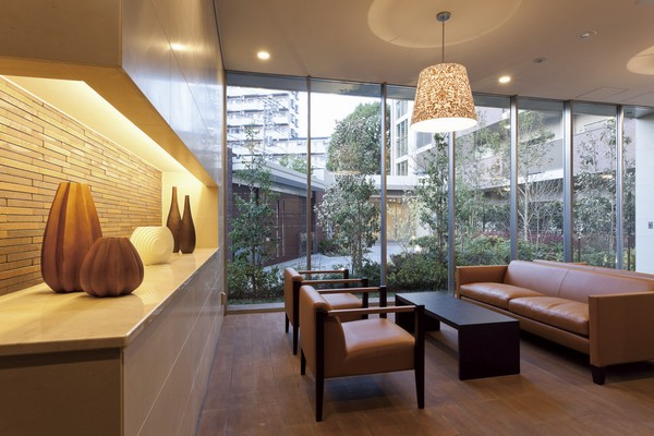  [Common living photo (March 2013 shooting)] Parties and meetings, etc., Space available for multi-purpose from "common living" is, It offers views of the four seasons of "patio garden" through the glass.