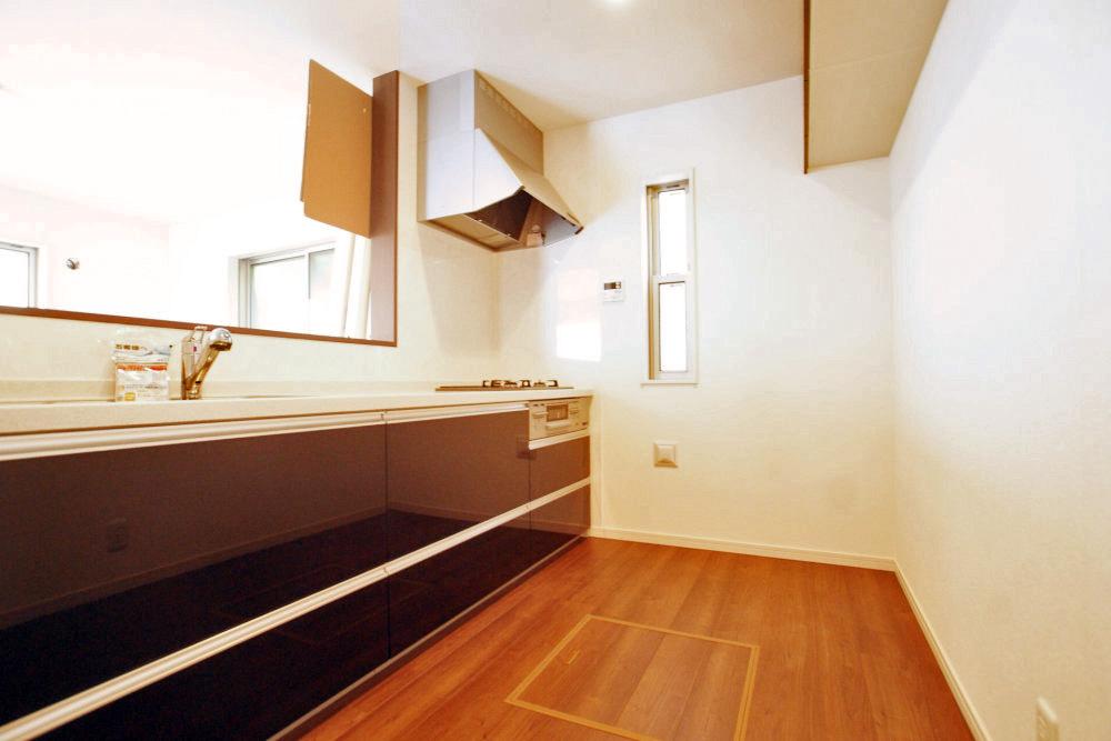 Same specifications photo (kitchen). It will be the construction example of the kitchen. It is a popular face-to-face. 
