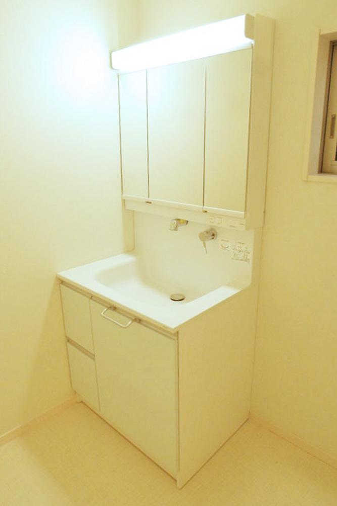 Same specifications photos (Other introspection). It becomes the example of construction of the wash basin. Shampoo is with Dresser. 