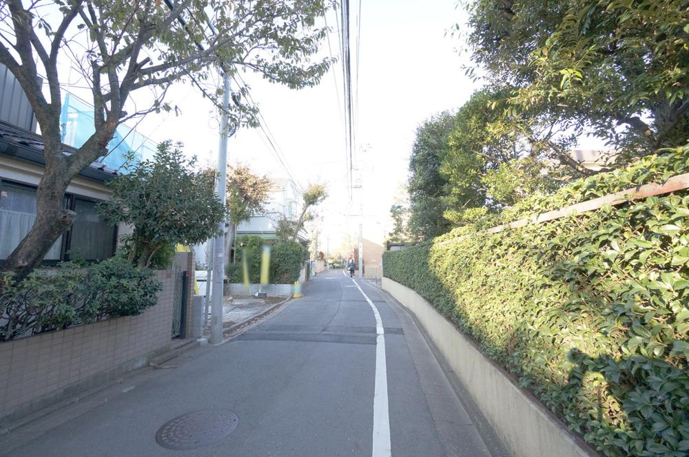 Local photos, including front road. Front road is also widely, Green is a rich residential area. 