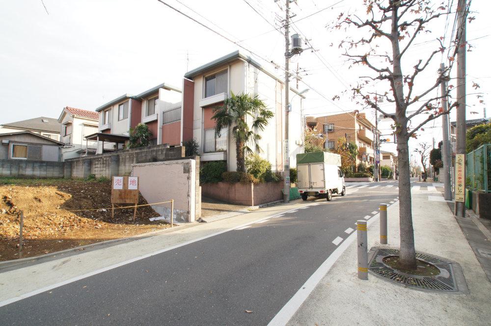 Local photos, including front road. Traffic volume is also less pedestrian traffic is also less calm road. 