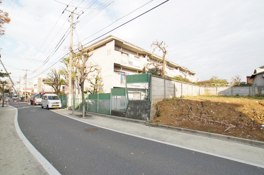 Local photos, including front road. It is spacious also front road, Car loading and unloading is also a breeze. It is characterized by open space. 