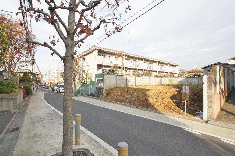 Local photos, including front road. The sidewalk is also there in good condition has been front road. 