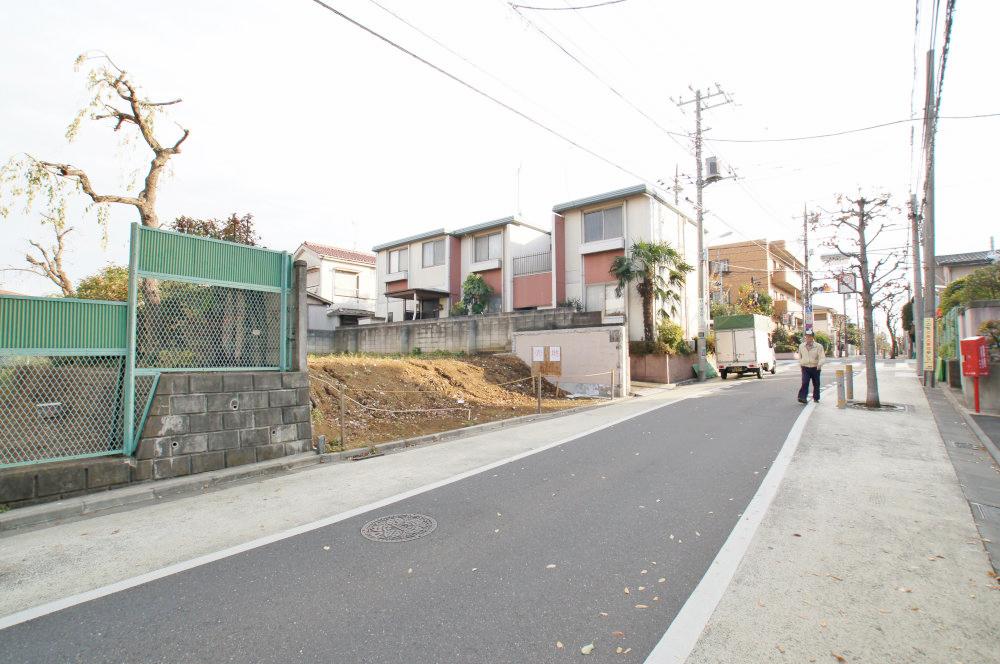 Local photos, including front road. I front road is very pleasant doctor and refreshing. 