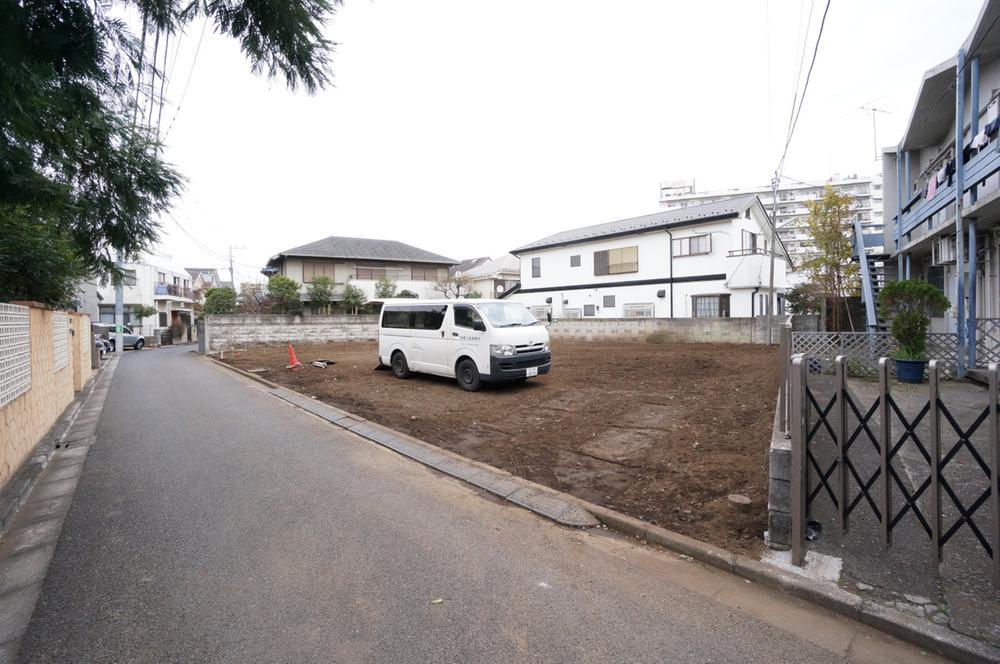 Local photos, including front road. Local is there in the back